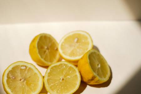 Citron a pleť: Jak může pomoci s rozjasněním, akné a exfoliací? A na co si dát pozor?